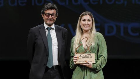 Mejor puerto espa�ol. El presidente de Puertos del Estado, �lvaro Rodr�guez Dapena, entreg� el premio a Luc�a Garc�a, del departamento de cruceros del Port de Barcelona.