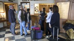 Un grupo de viajeros llegados de Valladolid registr�ndose en el Parador de Turismo de Ferrol el pasado viernes.