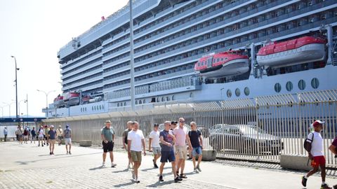 Los cruceristas a bordo del Resilient Lady desembarcar en A Coru�a
