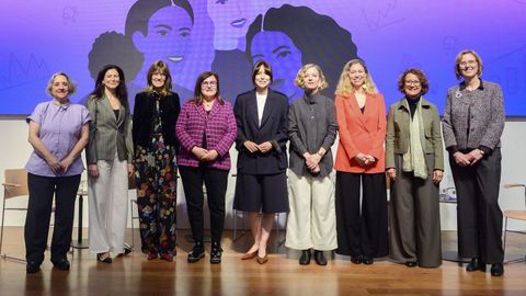 La ministra de Ciencia, Diana Morant, en el centro, y otras representantes del departamento durante la presentaci�n del informe