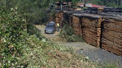 El coche cay� sobre un aserradero en la entrada de Palas de Rei