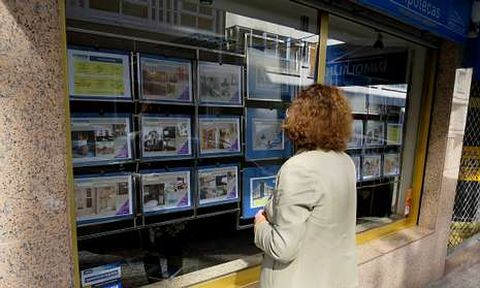 Los escaparates de inmobiliarias como Inmolal�n est�n llenos de ofertas de pisos en la localidad.