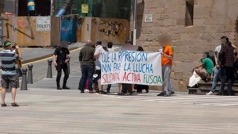 Manifestantes junto a un agente de la Polic�a Nacional en la plaza del Marqu�s