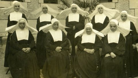 Monjas, con un tocado de principios del siglo XX