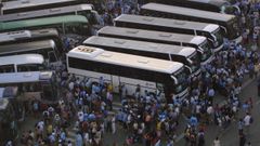 Imagen de los autobuses que traslasdaron a la afici�n del Celta a Sevilla para la final del 30 de junio del 2001.