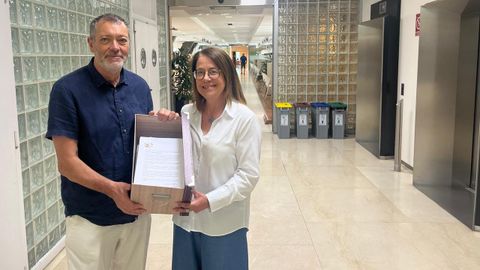 Parte de estos m�s de 1.200 recursos fueron entregados en el registro xeral de la Delegaci�n Territorial da Xunta, en A Coru�a, por Manuel Mu��o, alcalde de Zas, y Roc�o Romar, directiva de la asociaci�n A Fonte de Fornelos.