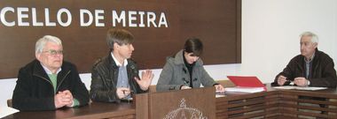 <span lang= es-es >Caras para otro mandato</span>. Los populares Rosendo Folgueira y Ramiro P�rez, primero y segundo por la izquierda, y Antonio de Dios (PSOE), a la derecha, volver�n a sentarse en el sal�n de plenos en otro mandato, aunque los resultados dir�n si unos y otros siguen en el gobierno o en la oposici�n. 