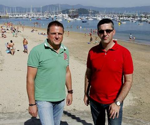 El empresario, en verano en Baiona con su delegado gallego.