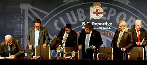 Francisco Dopico (primero, de izquierda a derecha) con el notario y el abogado del Deportivo, junto a Lendoiro, Felipe Marcos -cu�ado de Lendoiro y secretario del consejo- y Jes�s Rebollo, durante la �ltima junta de acconistas del club.