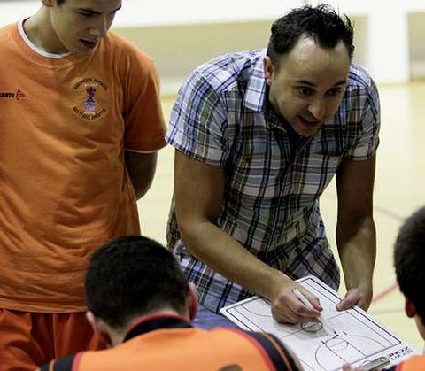 El entrenador del equipo de A G�ndara, Suso Varela, da instrucciones a los jugadores. 