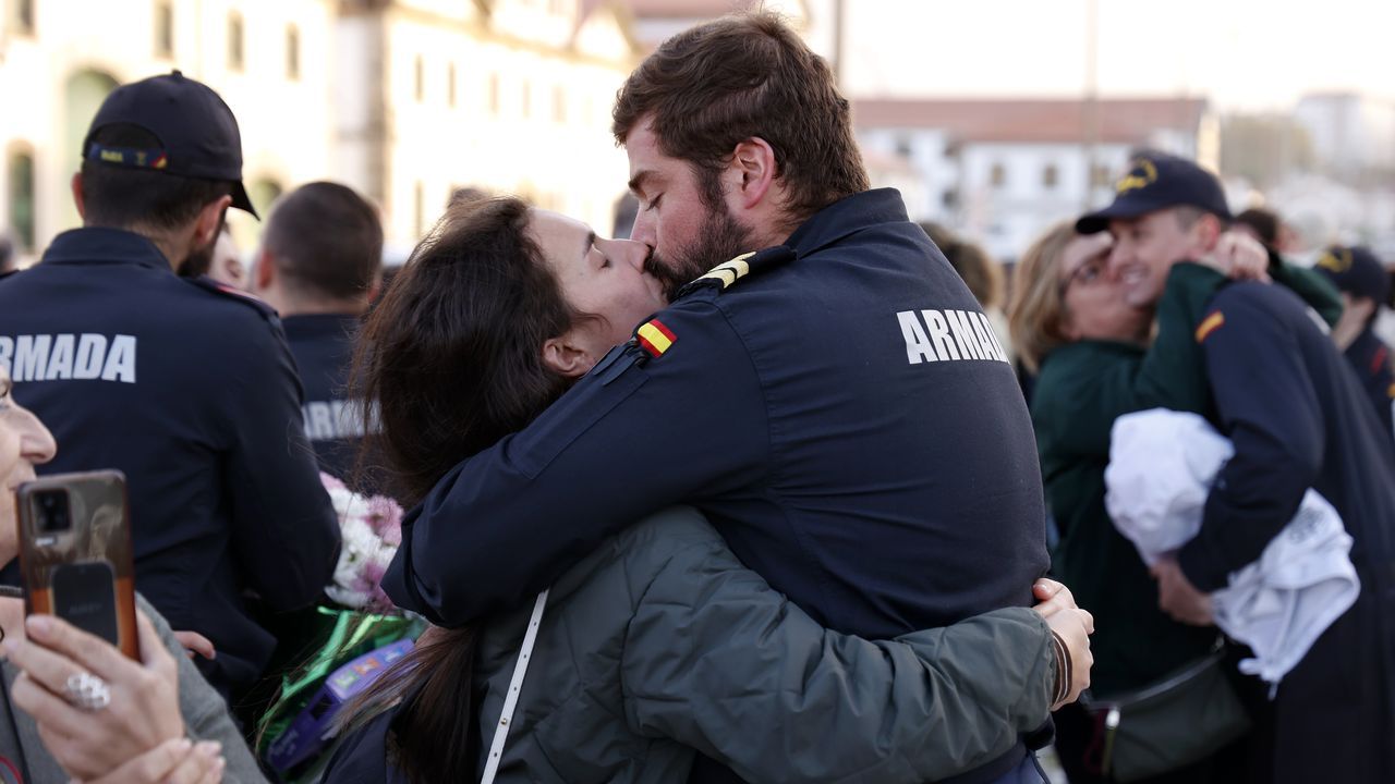 La fragata Almirante Juan de Borbón vuelve a casa tras dos meses en el Atlántico al ritmo de «Es en Ferrol donde reina la alegría»