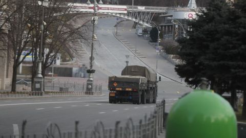 Un camin del Ejrcito ucraniano circula por las calles de Kiev, una ciudad semivaca