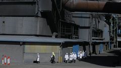 Directivos de Ferroglobe en junio del 2022 en la planta gallega de Ferroatl�ntica con motivo de su 50 aniversario