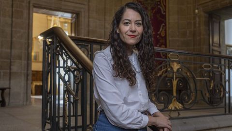 Mara Rozas, concejala de Benestar Social y portavoz de Compostela Aberta, en las escaleras de Raxoi que llevan a la planta de la alcalda, en una imagen de archivo.