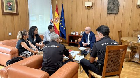 El subdelagado del Gobierno y representantes de la Polica Nacional con la asociacin de vecinos de O Pino