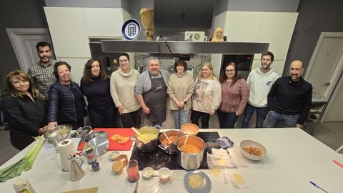 El chef Jos Manuel Loureiro, en el centro, con sus alumnos de los cursos de cocina de nivel uno. 