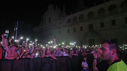Público en las primeras filas de la verbena con la orquesta Panorama en la segunda noche de las fiestas de agosto de Monforte