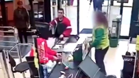 Imagen de una c�mara de seguridad que recoge el intento de atraco a un supermercado en La Calzada