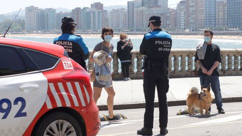 Aspecto del paseo martimo de Gijn, este domingo, durante la fase 1 de la desescalada del confinamiento por la pandemia de covid-19. 