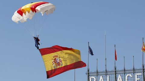 La cabo Mari Carmen Gmez Hurtado desciende la bandera al inicio del desfile