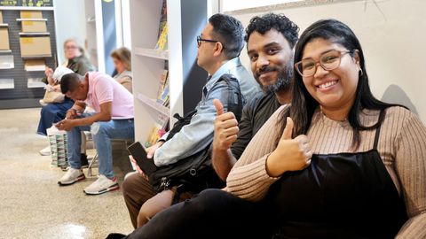 Personas migrantes esperan en una oficina de Correos en Vigo para poder iniciar el tr�mite de regularizaci�n.