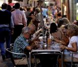 Varios turistas este verano en las terrazas.
