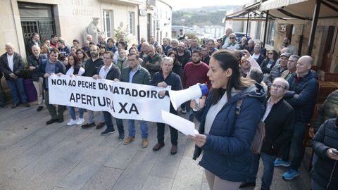 Lectura del manifiesto en la manifestacin de Sarria contra el cierre del matadero