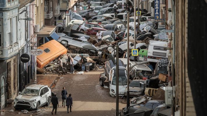 Veh�culos amontonados en una calle tras las intensas lluvias de la fuerte dana en Alfafar, Valencia el pasado 30 de octubre.
