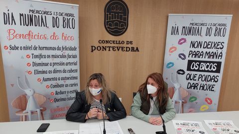 Yoya Blanco (izquierda) y F�tima Fern�ndez, de Gesdigal, presentaron la campa�a �Captando un bico�