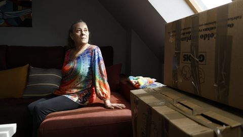 Mar&iacute;a del Mar, en el piso del que la desahucian, con las cajas en las que ha ido empaquetando sus enseres.