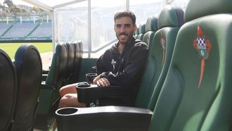 Fabio Gonz�lez atiende a La Voz en el campo de A Malata. 