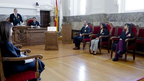 El presidente del TSXG se dirige a los tres nuevos jueces que tomaron posesi&oacute;n este viernes en A Coru&ntilde;a.
