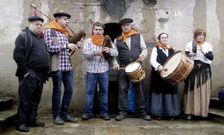 Os Romeiros volvieron a coger los instrumentos y entregaron un regalo a su mentor, Jos� Donsi�n Pe�a.