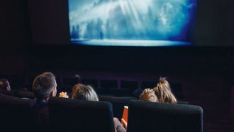 Una familia ve una pel�cula en una sala de cine