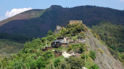 Las ruinas del castillo de Torrenovaes coronan una loma en la localidad de O Castelo