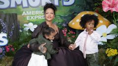 Rihanna, en una imagen de archivo con dos de sus hijos