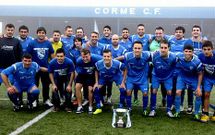 El equipo del Corme en el campo municipal O Conco con el trofeo de campe�n de la liga. 