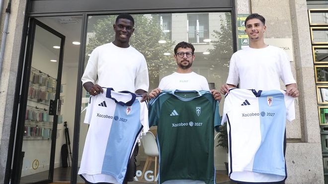Buba (en la foto, a la izquierda) y Mario Hermo (a la derecha) junto a un representante de la tienda Toxo Telecom en Santiago (centro), donde se present� hoy a los dos nuevos fichajes del Compos.
