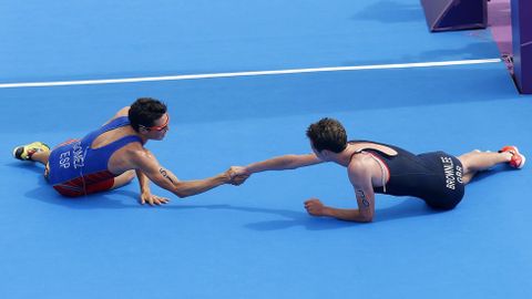 G�mez Noya y Alistair Brownlee se felicitan tras cruzar la l�nea de meta del Triatl�n de los Juegos Ol�mpicos de Londres 2012. El ferrolano termin� segundo