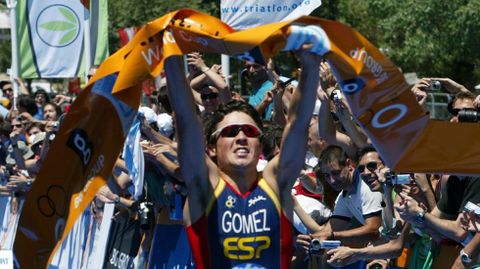 En el 2006 se convirti� en el primer espa�ol en ser el n�mero uno del mundo al terminar la temporada. Aqu�, celebrando el triunfo en la Copa del Mundo de Triatl�n Madrid 2006