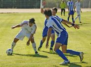 Dos futbolistas del Taboada intentan interceptar la internada de un contrario en A Medela.