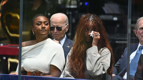 Sasha y Malia Obama, emocionadas escuchando hablar a su madre, Michelle Obama