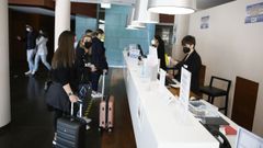 Clientes este s�bado, en la recepci�n del Thalasso Cant�brico, en Viveiro