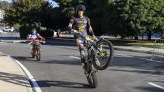 Dos participantes calentando motores este viernes en Vimianzo