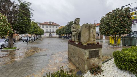 Praza do Concello de Camari�as, con el consistorio al fondo