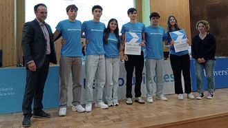 Os alumnos e a profesora coordinadora recollendo o premio na Olimp�ada na Universidade de Vigo
