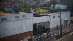 En la cubierta de la fábrica se aprecia el rastro que dejó el incendio del miércoles.