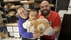 Nati Cancela y Dani Pamp�n con su hijo peque�o en su panader�a, al que llevaron al trabajo por no haber tener guarder�a esa jornada.