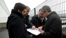 El gerente del Consorcio Galego de Benestar, en una visita al terreno