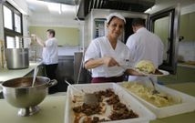 En la cocina se prepara tanto el men� para tomar en el comedor como para llevar. 